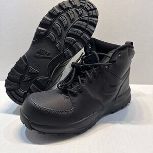 Nike Manoa Youth size 5.5Y Triple Black Boots HF0750-001